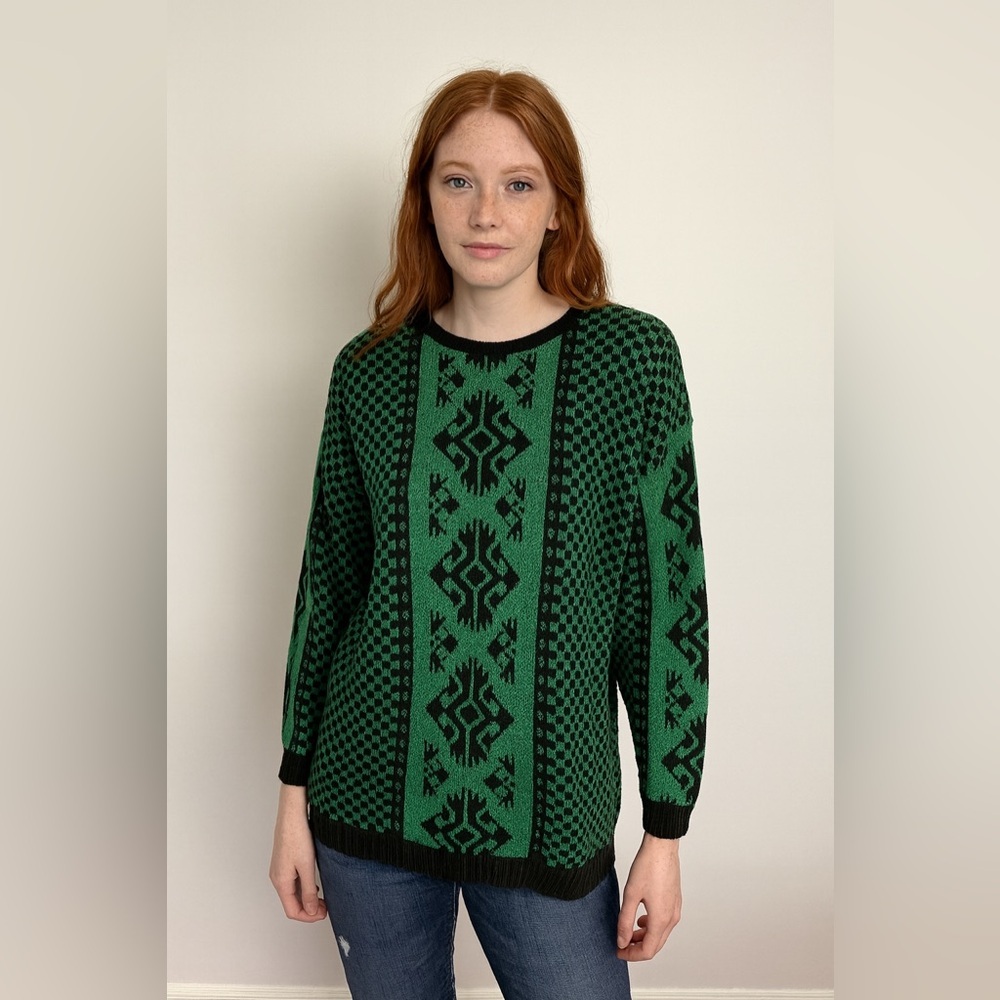 Vintage NON STOP 🇨🇦 Green and Black Sparkle shoulder pad sweater. Large